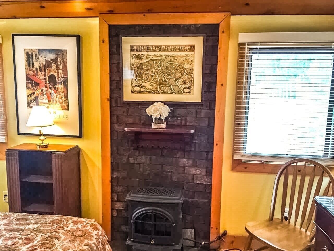 Captains Quarters Cottage-Cozy, Downtown Douglas steps from shops & restaurants!