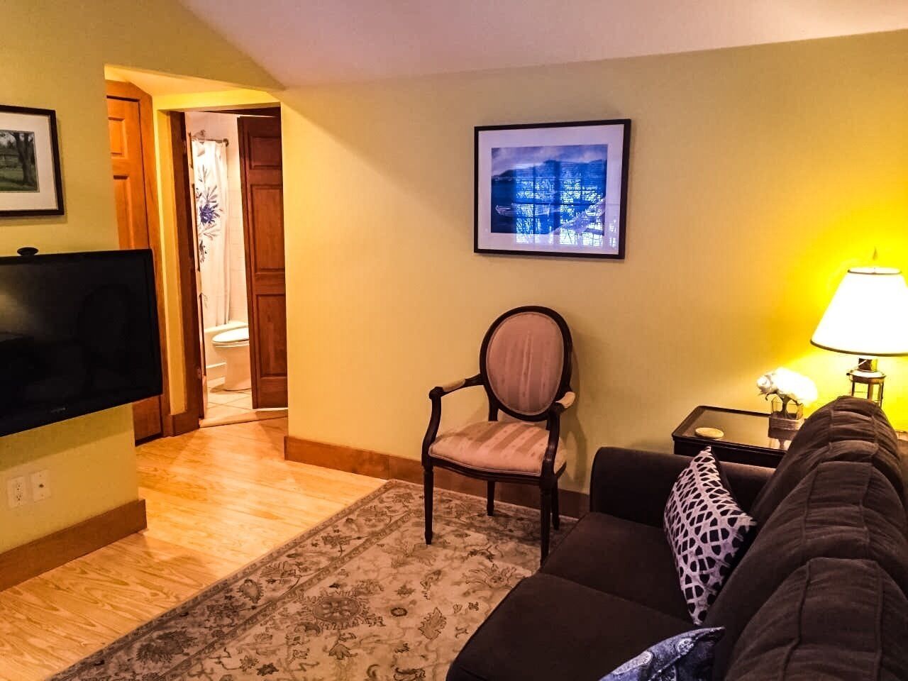 Captains Quarters Cottage-Cozy, Downtown Douglas steps from shops & restaurants!