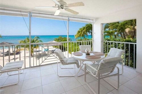 Spektakuläre 2 Schlafzimmer / 2 Bäder Seven Mile Beach Condo.