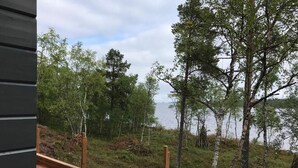 Puinen terassi, jolta avautuu näkymä järvelle ja puustoon.