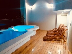 Indoor spa tub