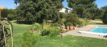 Logement complet 1er étage d'une maison provençale, vue dégagée sur les étangs