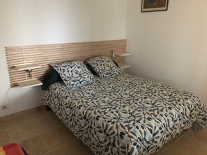 2 bedrooms, iron/ironing board, travel cot, free WiFi