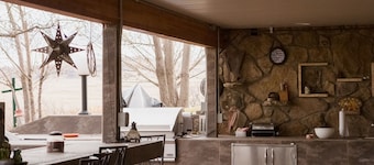 Mountain Lakeview Lodge- Suite B