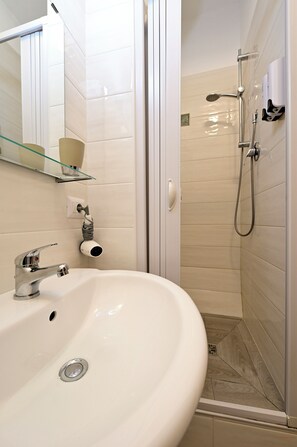 Comfort Studio | Bathroom | Shower, hair dryer, bidet, towels - Il Cavalliere Bed & breakfast (Barletta)