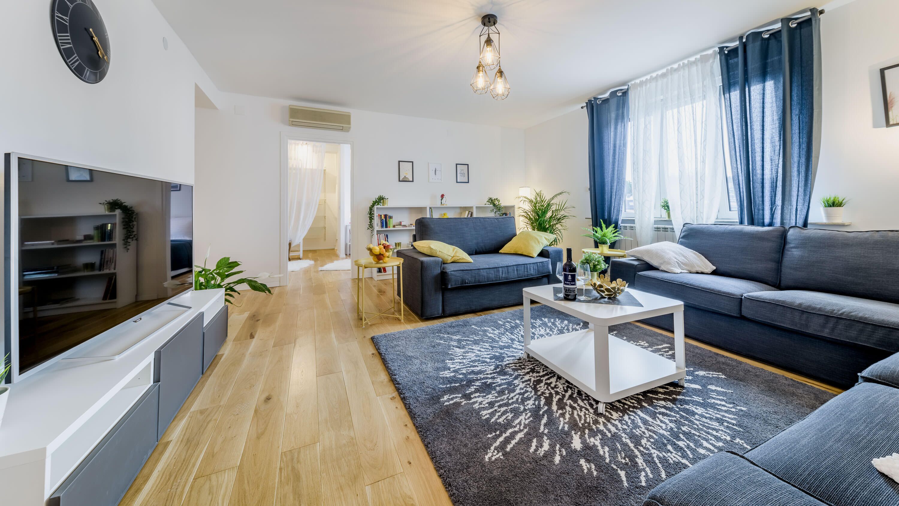 Flatscreentelevisie, een open haard en boeken