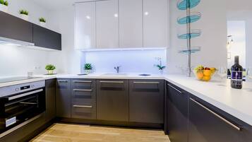Refrigerador, microondas, horno, placa de cocina