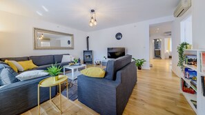 Flat-screen TV, fireplace, books - Exclusive, spacious and central! (Zagreb)