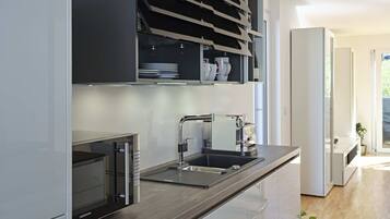 雪櫃、微波爐、焗爐、爐具