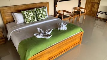 Signature Room | In-room safe, blackout drapes, free WiFi, bed sheets