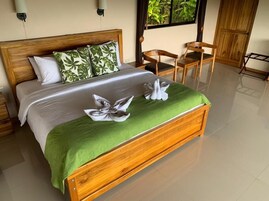 特色客房 | 客房内保险箱、遮光窗帘、免费 WiFi、床单