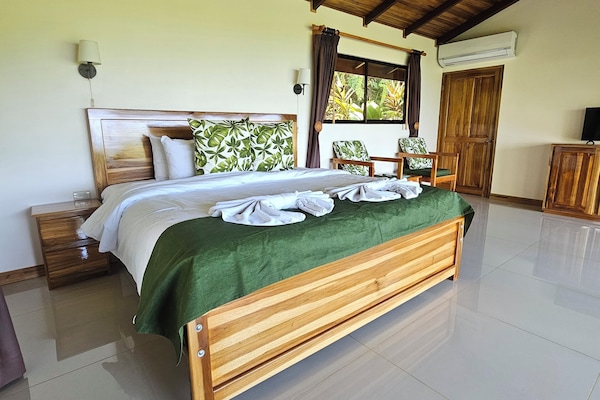 Signature Room | In-room safe, blackout drapes, free WiFi, bed sheets
