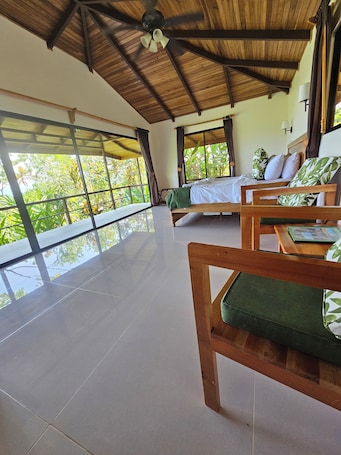 Signature Room | In-room safe, blackout drapes, free WiFi, bed sheets. Drake Bay Greenleaf