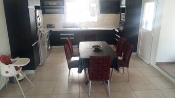 Geladeira, micro-ondas, fogão, lava-louças