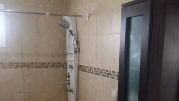 Secador de cabelo, toalhas de banho, papel higiênico