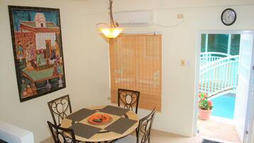 Deluxe Townhome | In-room dining