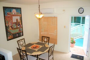 Townhouse – deluxe | Spiseområde på rommet