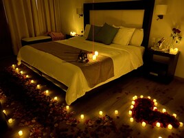 Quarto casal superior | Cofres nos quartos, escrivaninha, cortinas blackout