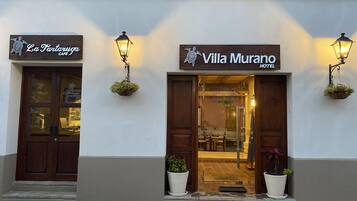 Vista frontal de la propiedad por la tarde o noche