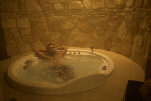 Salas para tratamentos a dois, sauna seca, massagens suecas