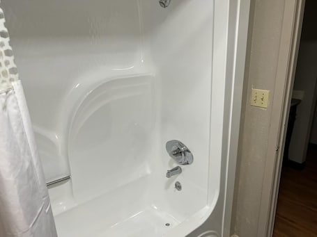 Combined shower/bathtub, towels. Relax Inn & Suites