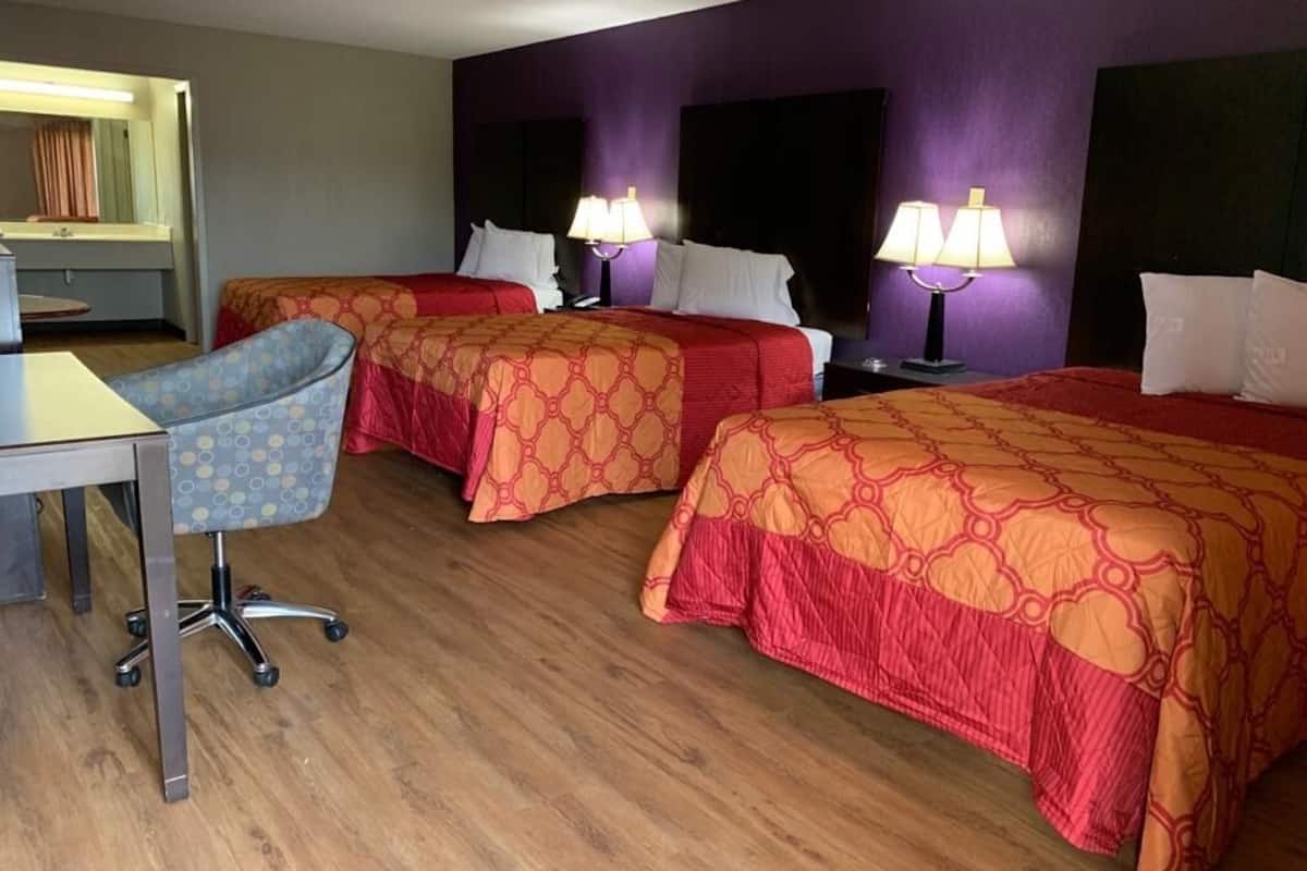 Habitación económica | Cortinas blackout, tabla de planchar con plancha y wifi gratis