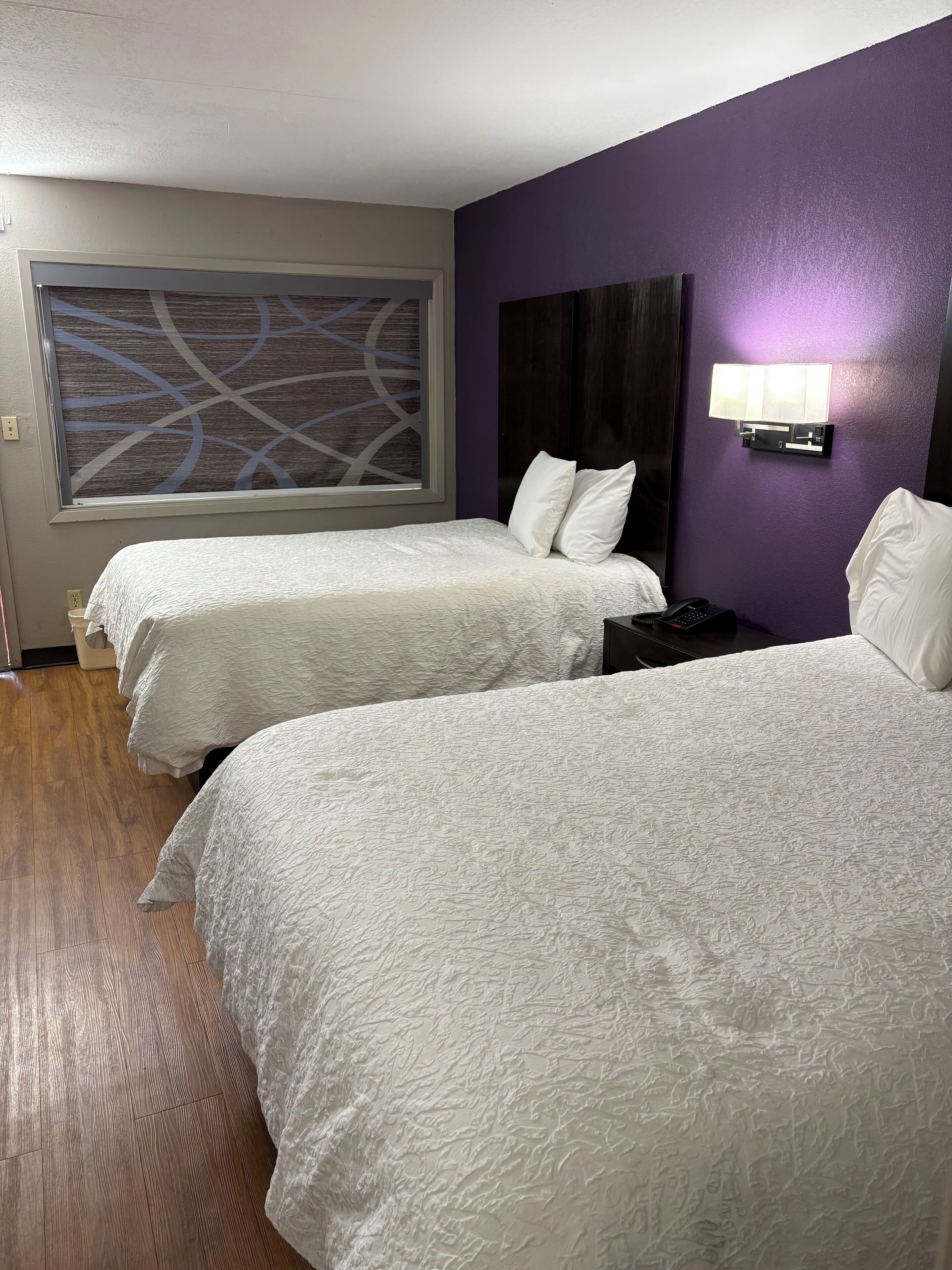 遮光カーテン、アイロン / アイロン台、WiFi (無料)、ベッドシーツ