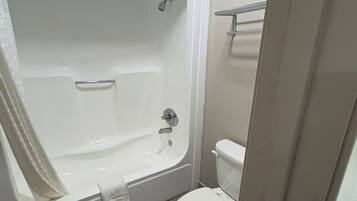 Combined shower/tub, towels