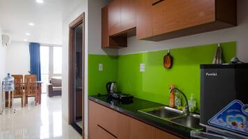 Fridge, stovetop, electric kettle, rice cooker