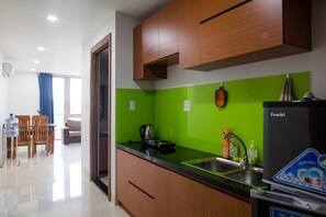 Refrigerador, placa de cocina, tetera/pava eléctrica, arrocera