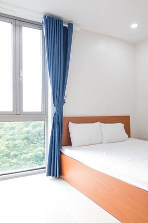 مكتب ومساحة عمل للكمبيوتر المحمول وواي فاي مجانًا وملاءات أسرّة