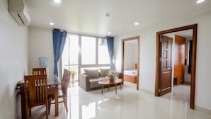 Una sala de estar moderna con sofá, mesa de centro y comedor.