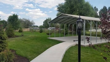 Honeymoon Studio Suite, Non Smoking, Garden View | BBQ/picnic area