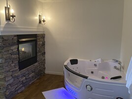 Honeymoon Studio Suite, Non Smoking, Garden View | Memory foam beds, blackout drapes, iron/ironing board, free WiFi