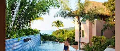 Una piscina al aire libre, una piscina climatizada