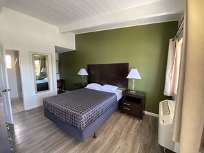 Desk, blackout curtains, free WiFi, bed sheets - Holiday Motel (Morgan Hill)