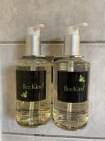 Bañera con ducha, artículos de tocador de diseñador, secador de pelo