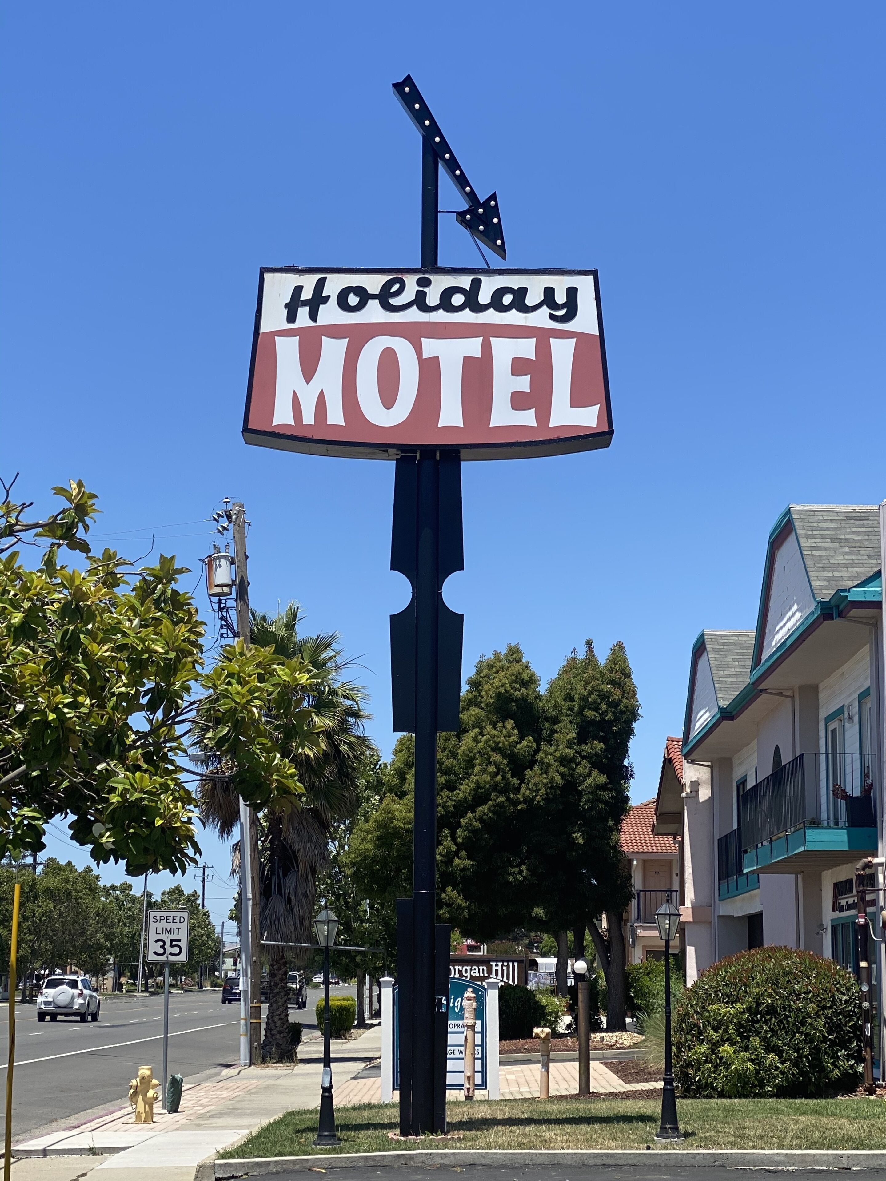 Een motelbord met een klassiek ontwerp, inclusief een groot bord en een richtingpijl.