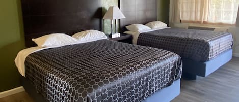 Double Queen | Escritorio, cortinas blackout, wifi gratis y ropa de cama