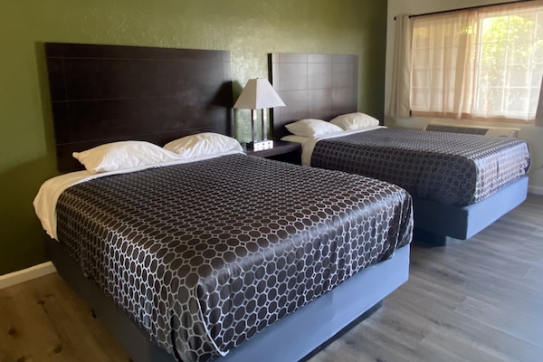 Double Queen | Skrivbord, mörkläggningsgardiner, gratis wi-fi och sängkläder