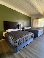 Escritorio, cortinas blackout, wifi gratis y ropa de cama