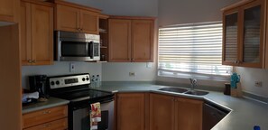 ثلاجة، ميكروويف، فرن، موقد طهي مسطح