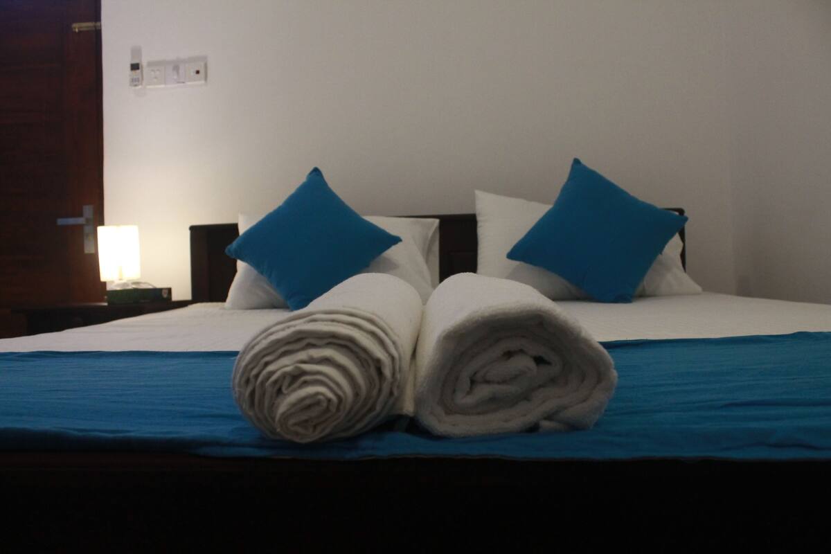 Quarto casal ou duplo luxo | Frigobar, escrivaninha, espaço de trabalho para notebook