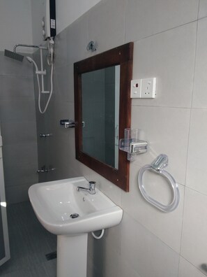 Shower, rainfall showerhead, free toiletries, hair dryer
