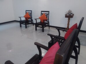 Lobby sitting area - Queens Airport Residence (Negombo)