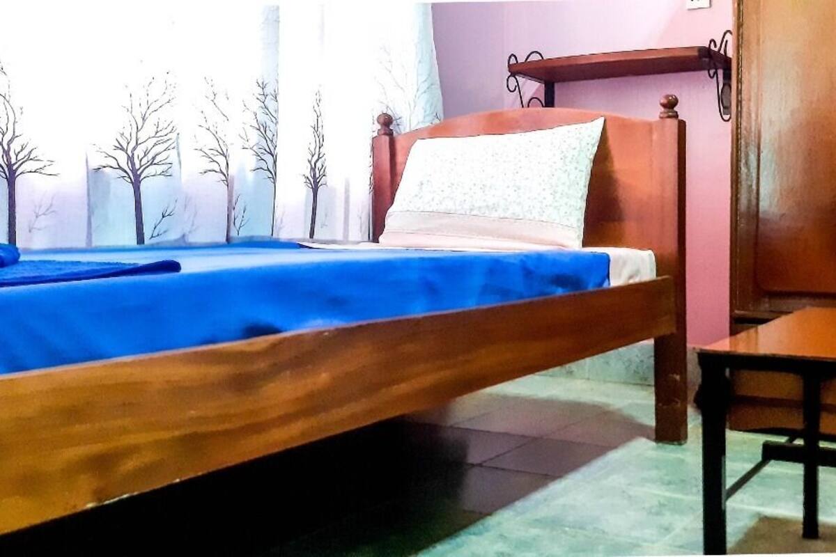 Single Room | Desk, iron/ironing board (on request), WiFi (free), bed sheets
