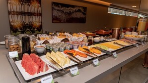 Un bufé con distintos alimentos y salsas.