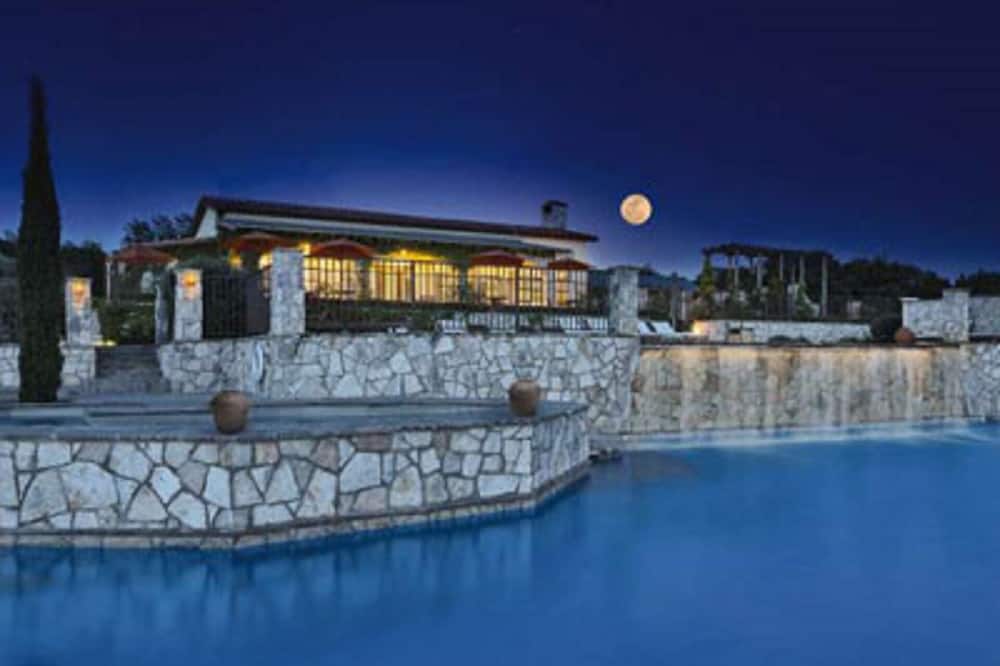 Beautiful countryside, river & resort !