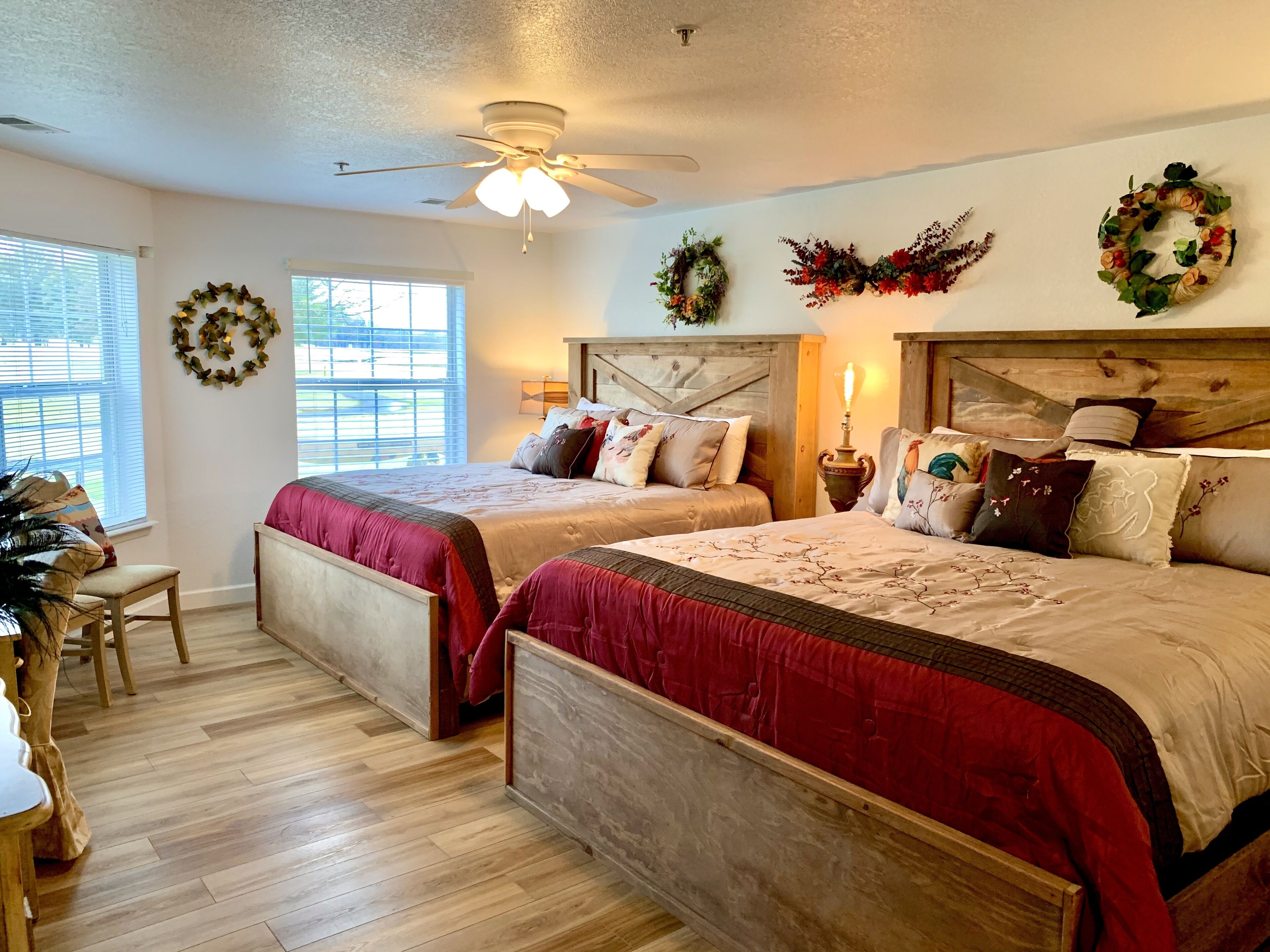 Walk in level. 3 King beds, , lift chair massage chair. Water Bubble Cascade .