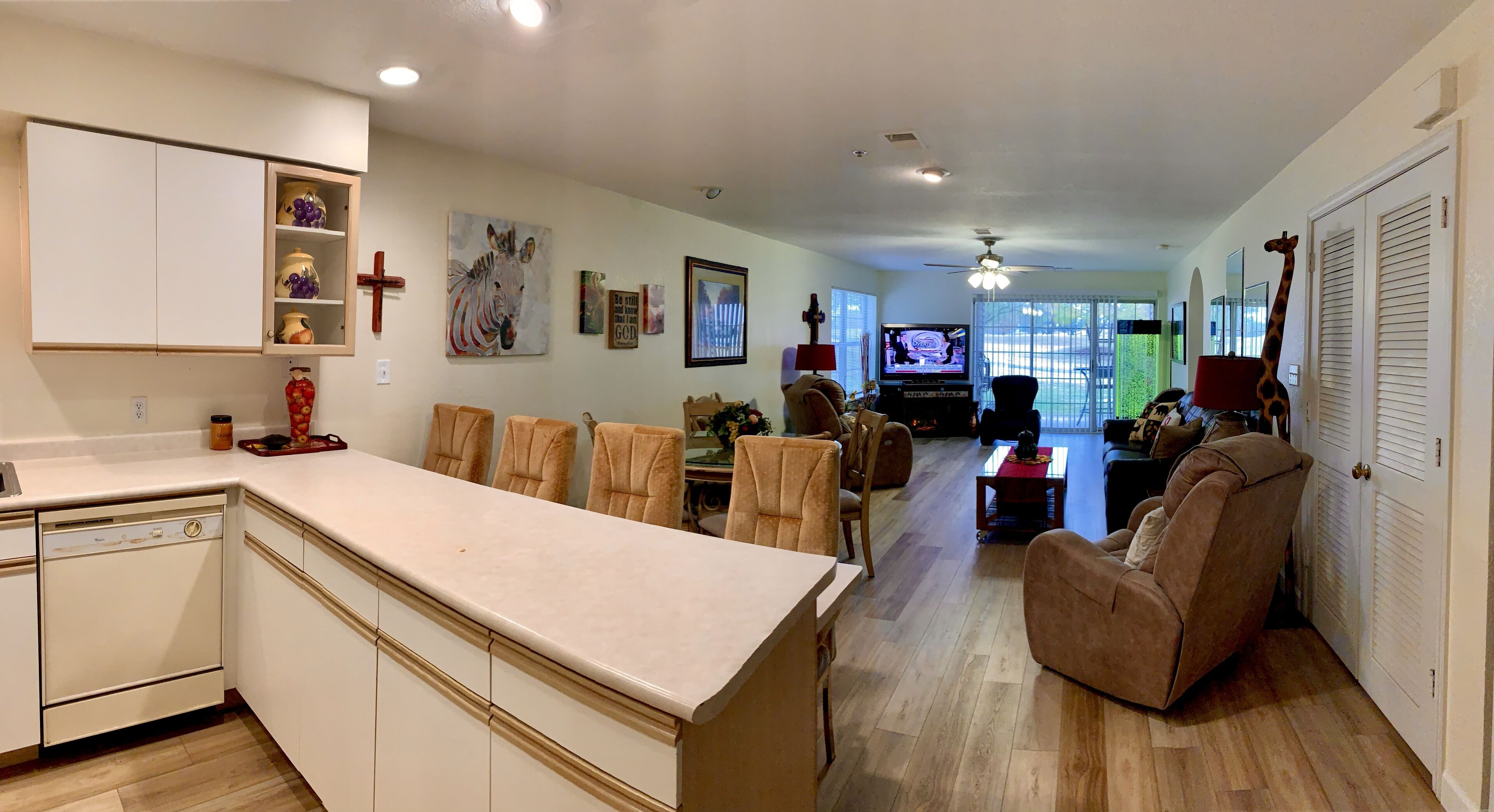 Walk in level. 3 King beds, , lift chair massage chair. Water Bubble Cascade .